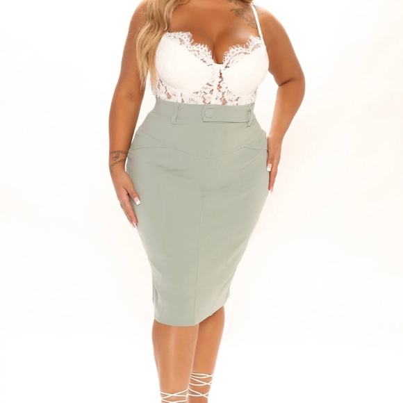 PLUS SIZE Lace Bodysuit - Picture 4 of 4